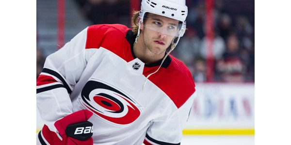 Noah Hanifin tecknar ett sexårigt kontrakt med Calgary Flames